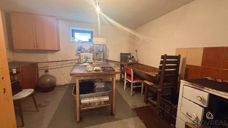 Moderný 5-izbový rodinný dom po kolaudácii 2025 | 2-generačné bývanie  - Kuchyňa v rodinnom dome s jednoduchým nábytkom a zariadením na spracovanie potravín.