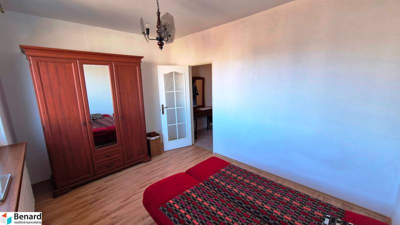 NA PRENÁJOM 1,5 IZBOVÝ, UL. MIEROVÁ - Spálňa v 2-izbovom byte s podlahou s dreveným dekorom, skriňou a posteľou.