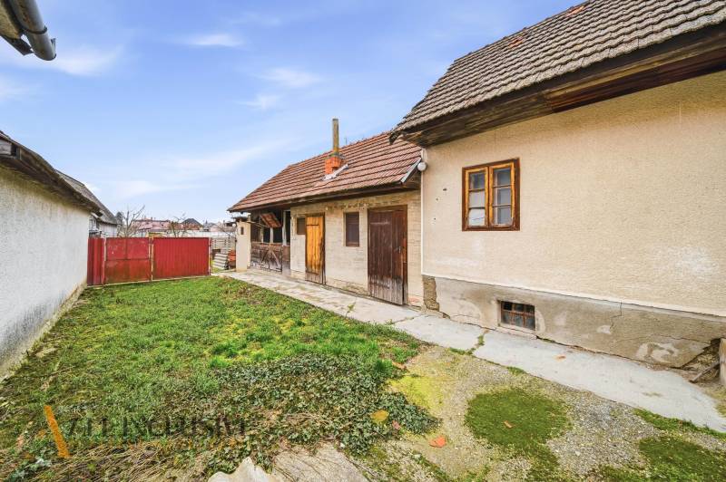 Na predaj 4-izbový rodinný dom, Topoľníky - Rodinný dom v Topoľníkoch s dvorkom, záhradou a tradičnou fasádou.