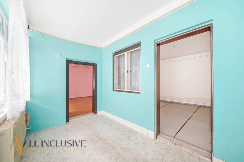 Na predaj 4-izbový rodinný dom, Topoľníky - Izba v rodinnom dome s farebnými stenami, laminátovou podlahou a veľkým oknom.