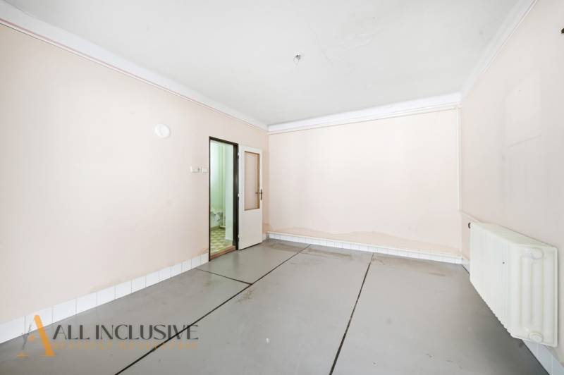 Na predaj 4-izbový rodinný dom, Topoľníky - Svetlá izba s bielymi stenami a dverami v rodinnom dome.