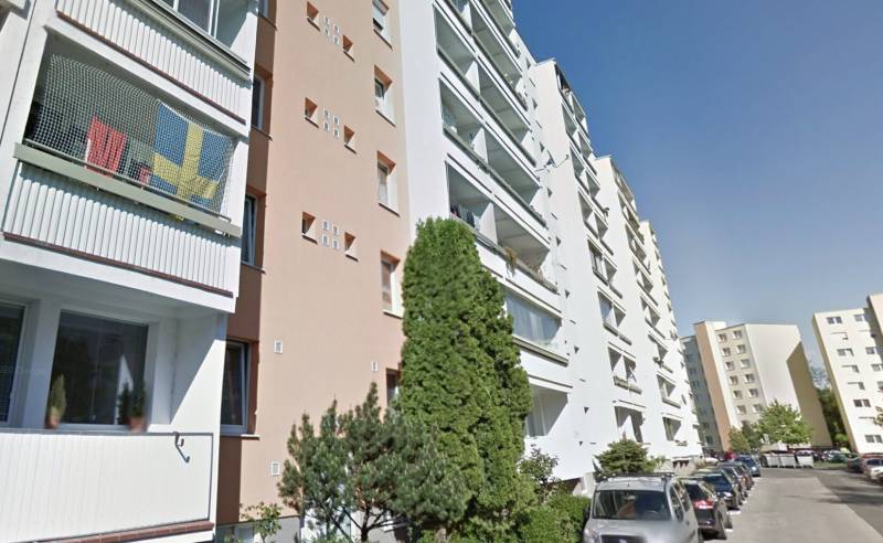 I Predaj 3i byt, Podunajské Biskupice - Bytové domy a autá na Bieloruskej ulici v Bratislave - Podunajských Biskupiciach.