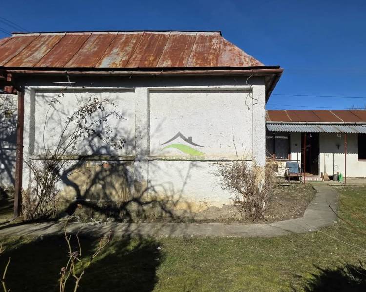 Rodinný dom v obci Pavlovce nad Uhom - Rodinný dom v Pavlovciach nad Uhom s dvorom, strecha s hrdzavejúcimi plechmi.