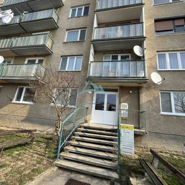 PREDAJ: 3-izbový byt 77 m², Šahy – Výborná investícia aj bývanie  - Poschodový bytový dom s balkónmi na ulici J. Thuroczyho v Šahách.