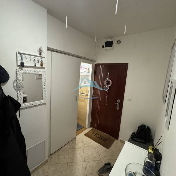 PREDAJ: 3-izbový byt 77 m², Šahy – Výborná investícia aj bývanie  - Predsieň 3-izbového bytu s vešiakmi, zrkadlom a vchodovými dverami.