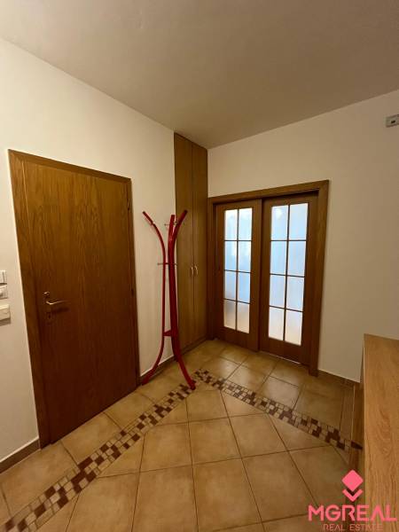 3i byt za cenu 2i bytu, Staré Mesto - Chodba 3-izbového bytu s dlažbou a drevenými dverami.