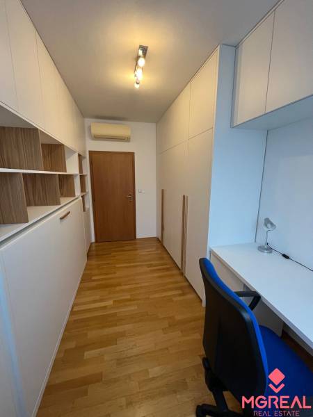 3i byt za cenu 2i bytu, Staré Mesto - Pracovňa s bielym nábytkom, vstavanými skriňami a podlahou s dreveným dekorom v 3-izbovom byte.