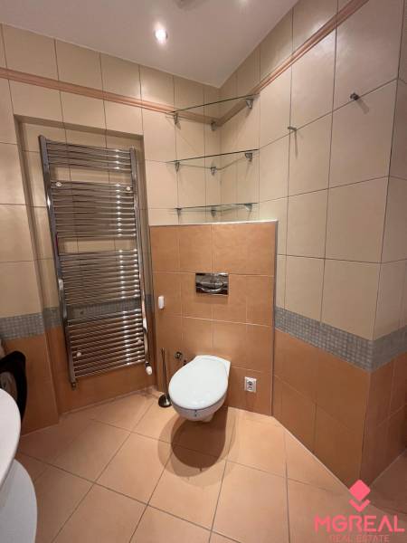 3i byt za cenu 2i bytu, Staré Mesto - Kúpeľňa v 3-izbovom byte s dlažbou, toaletou, rebríkovým radiátorom a sklenenými poličkami.