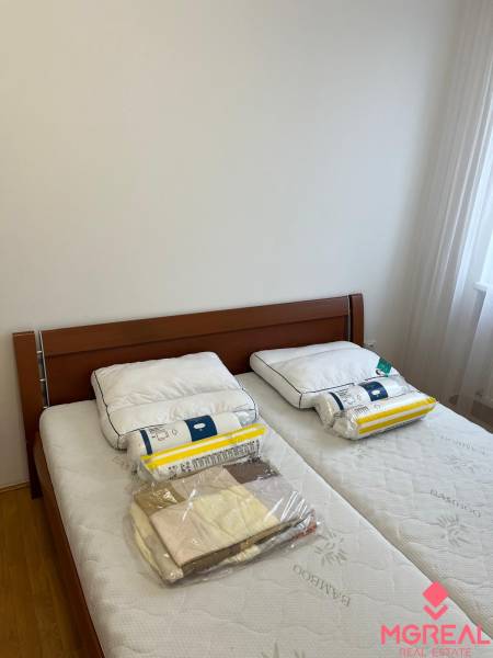 3i byt za cenu 2i bytu, Staré Mesto - Spálňa s dvojlôžkovou posteľou, podlaha s dreveným dekorom, 3-izbový byt.