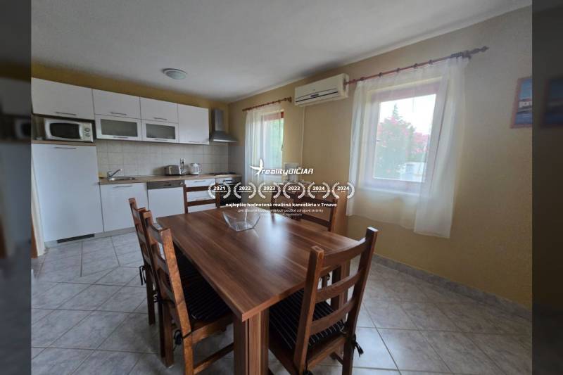 VRSI - dom s dvoma bytovými jednotkami - 250 m od mora - Kuchyňa v Zvláštnej nehnuteľnosti s jedálenským stolom, bielymi skrinkami a keramickou dlažbou.