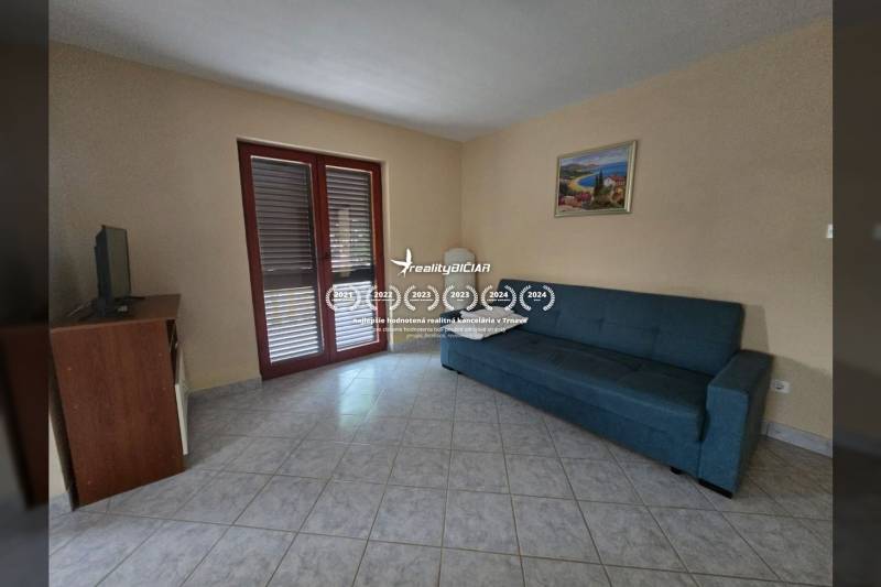 VRSI - dom s dvoma bytovými jednotkami - 250 m od mora - Obývacia izba v Zvláštnych nehnuteľnostiach s pohovkou, TV stolíkom a dlaždenou podlahou.