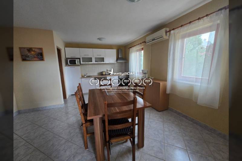 VRSI - dom s dvoma bytovými jednotkami - 250 m od mora - Jedáleň so stolom, stoličkami a kuchynskou linkou v Zvláštnych nehnuteľnostiach.