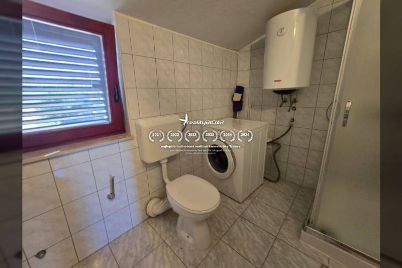 VRSI - dom s dvoma bytovými jednotkami - 250 m od mora - Kúpeľňa so sprchovacím kútom, práčkou a bojlerom v Zvláštnych nehnuteľnostiach.