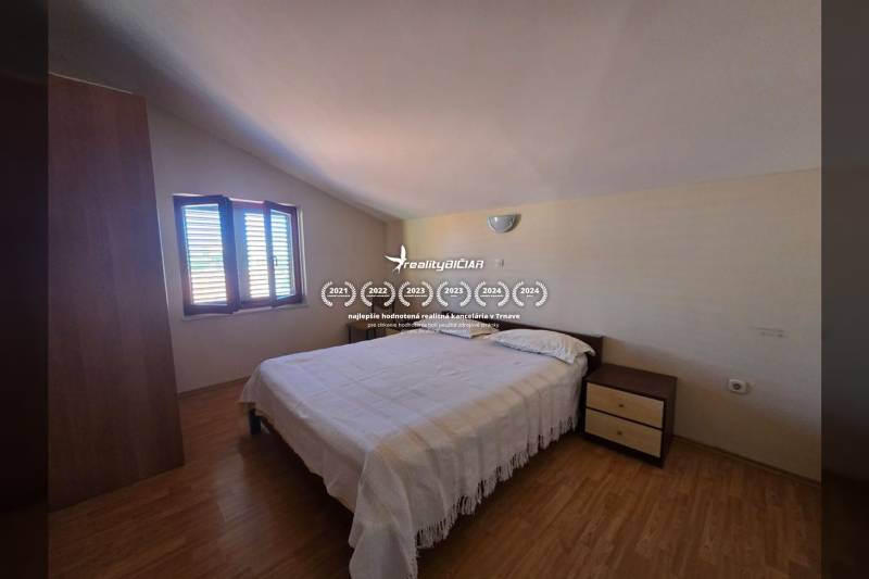 VRSI - dom s dvoma bytovými jednotkami - 250 m od mora - Spálňa so svetelnou lampou a podlahou s dreveným dekorom, súčasť Zvláštnych nehnuteľností.