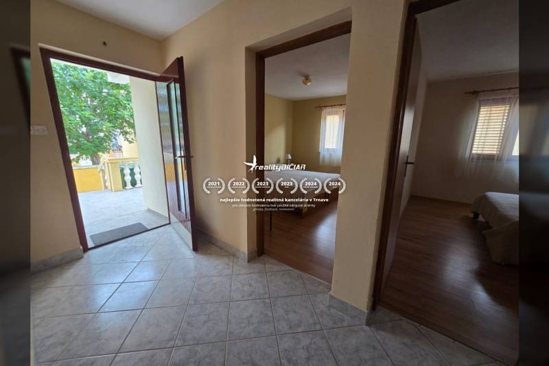 VRSI - dom s dvoma bytovými jednotkami - 250 m od mora - Interiér Zvláštnych nehnuteľností s podlahou s dreveným dekorom a keramickou dlažbou.