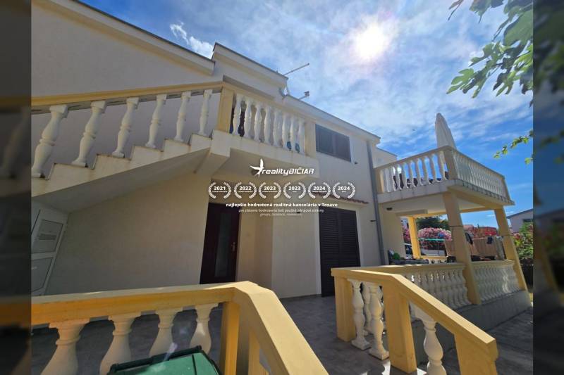 VRSI - dom s dvoma bytovými jednotkami - 250 m od mora - Dvojpodlažný dom so schodiskom a zábradlím na ulici Mulo v meste Vrsi.