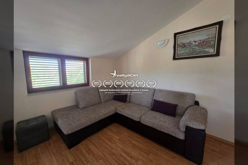 VRSI - dom s dvoma bytovými jednotkami - 250 m od mora - Pohovka v rohu miestnosti so sedacou súpravou, podlaha s dreveným dekorom, nástenný obraz.