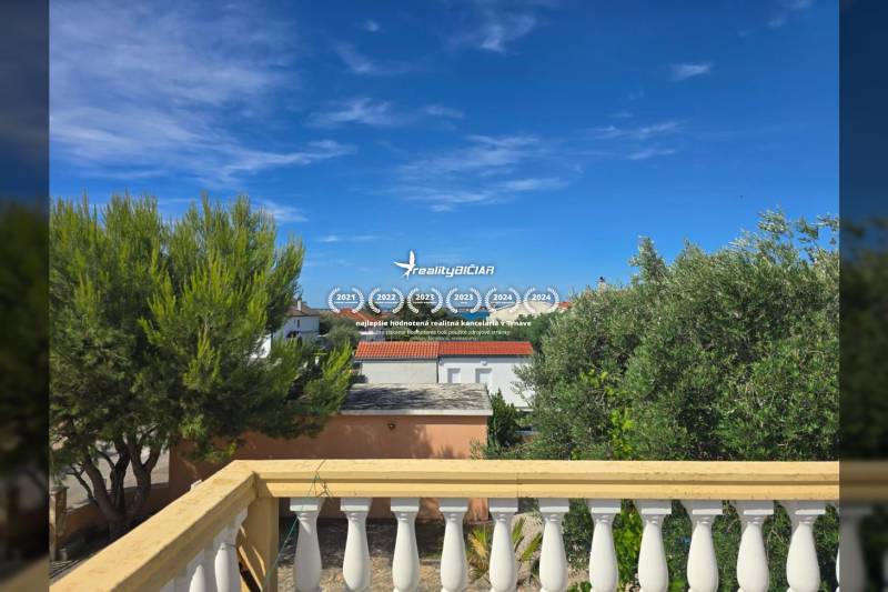 VRSI - dom s dvoma bytovými jednotkami - 250 m od mora - Výhľad z terasy so stromami v ulici Mulo v meste Vrsi, Zvláštne nehnuteľnosti.