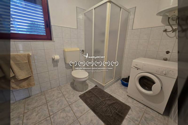 VRSI - dom s dvoma bytovými jednotkami - 250 m od mora - Kúpeľňa so sprchovacím kútom, práčkou a toaletou, Zvláštne nehnuteľnosti.