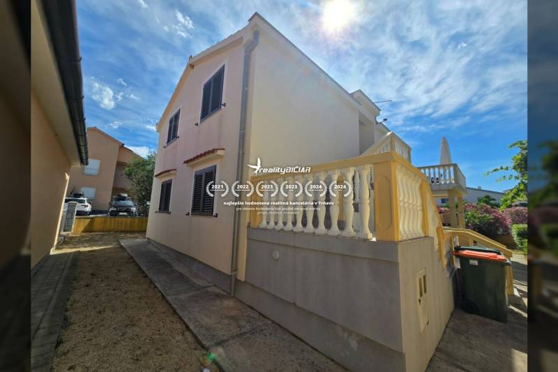 VRSI - dom s dvoma bytovými jednotkami - 250 m od mora - Zvláštne nehnuteľnosti vo Vrsi na ulici Mulo s veľkou terasou a záhradou.