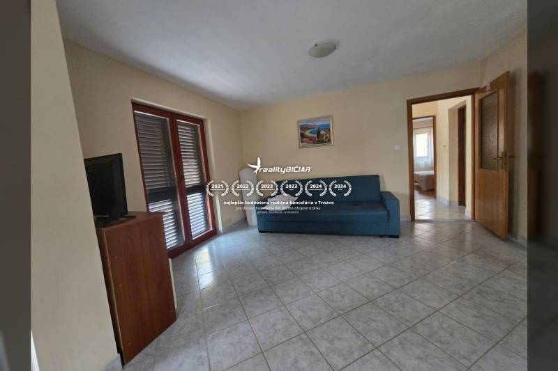 VRSI - dom s dvoma bytovými jednotkami - 250 m od mora - Interiér so sedačkou, televízorom a kachličkovou podlahou v Zvláštnych nehnuteľnostiach.