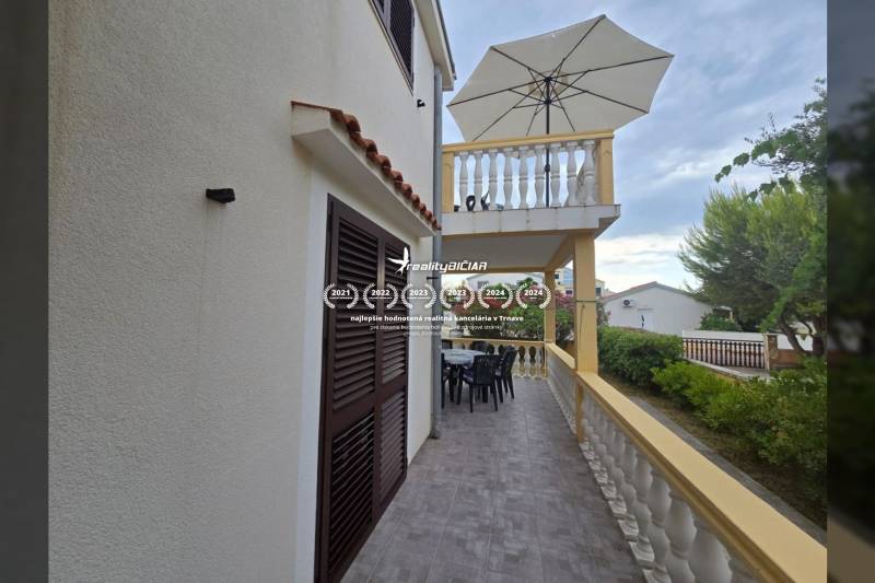 VRSI - dom s dvoma bytovými jednotkami - 250 m od mora - Balkón so stolom a stoličkami, slnečník, záhrada; Zvláštne nehnuteľnosti v ulici Mulo, Vrsi.