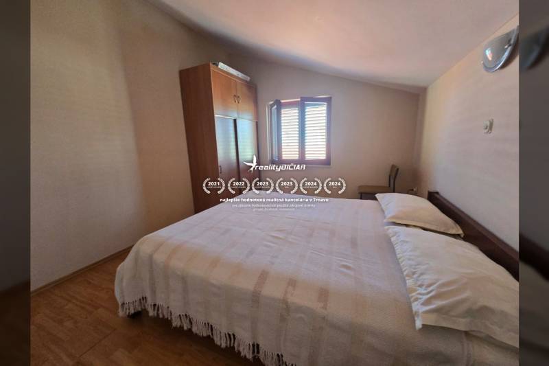 VRSI - dom s dvoma bytovými jednotkami - 250 m od mora - Spálňa so skriňou, posteľou a oknom, podlaha s dreveným dekorom, Zvláštne nehnuteľnosti.