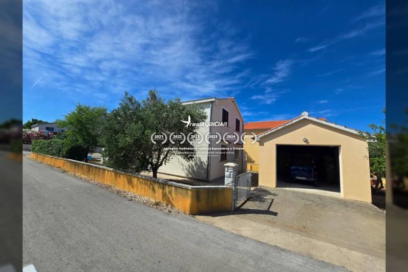 VRSI - dom s dvoma bytovými jednotkami - 250 m od mora - Dom so záhradou a garážou na ulici Mulo v meste Vrsi, Zvláštne nehnuteľnosti.