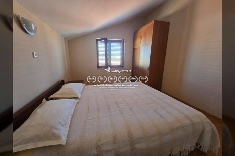 VRSI - dom s dvoma bytovými jednotkami - 250 m od mora - Spálňa so vstavanou skriňou a posteľou, Zvláštne nehnuteľnosti, drevený dekor podlahy.