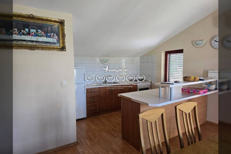 VRSI - dom s dvoma bytovými jednotkami - 250 m od mora - Kuchynská časť v Zvláštnych nehnuteľnostiach s podlahou s dreveným dekorom a dreveným nábytkom.