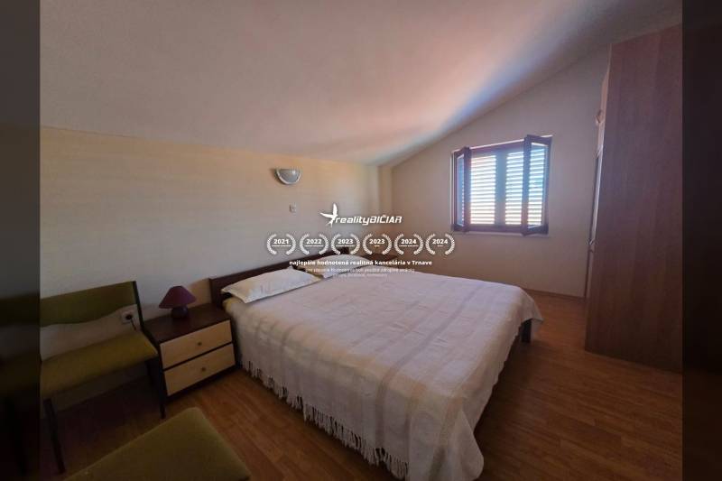 VRSI - dom s dvoma bytovými jednotkami - 250 m od mora - Spálňa so svetlom prenikajúcim cez okno, posteľou a podlahou s dreveným dekorom.