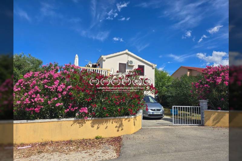 VRSI - dom s dvoma bytovými jednotkami - 250 m od mora - Kvetinová záhrada pred domom na ulici Mulo v meste Vrsi, Zvláštne nehnuteľnosti.