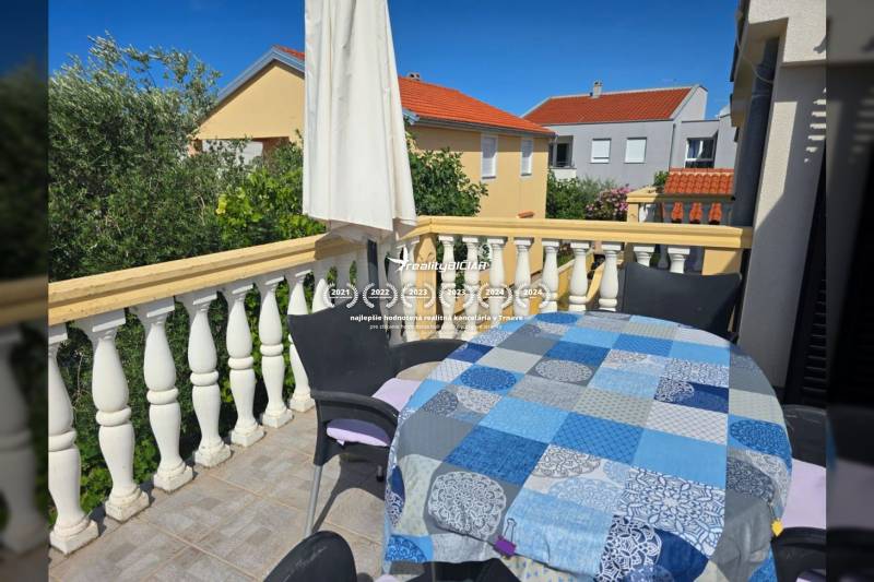 VRSI - dom s dvoma bytovými jednotkami - 250 m od mora - Balkón s posedením na nehnuteľnosti vo Vrsi na ulici Mulo, ideálne miesto na relax.