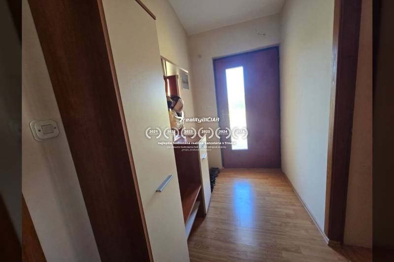 VRSI - dom s dvoma bytovými jednotkami - 250 m od mora - Chodba so skriňou a vchodovými dverami, podlaha s dreveným dekorom. Zvláštne nehnuteľnosti.