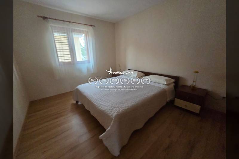 VRSI - dom s dvoma bytovými jednotkami - 250 m od mora - Spálňa so svetlou stenou, posteľou a podlahou s dreveným dekorom v Zvláštnych nehnuteľnostiach.