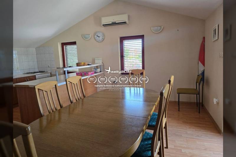 VRSI - dom s dvoma bytovými jednotkami - 250 m od mora - Interiér so stolom a stoličkami, kuchyňa, podlaha s dreveným dekorom, Zvláštne nehnuteľnosti.