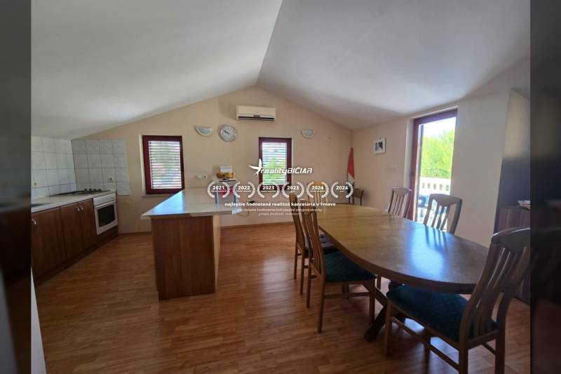 VRSI - dom s dvoma bytovými jednotkami - 250 m od mora - Jedáleň a kuchyňa so svetlými stenami, podlahou s dreveným dekorom a nábytkom.