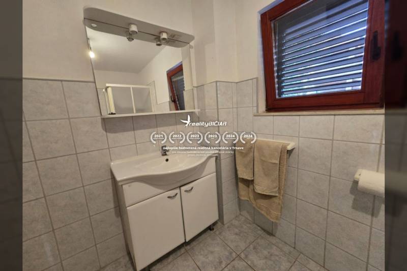 VRSI - dom s dvoma bytovými jednotkami - 250 m od mora - Kúpeľňa so svetlými obkladačkami, zrkadlom a umývadlovou skrinkou, Zvláštne nehnuteľnosti.