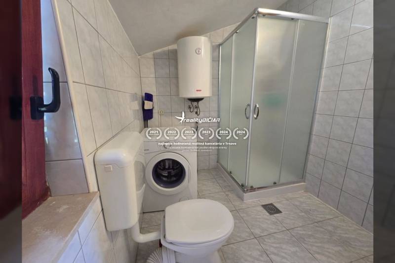 VRSI - dom s dvoma bytovými jednotkami - 250 m od mora - Kúpeľňa zariadená práčkou, sprchovacím kútom a bojlerom v Zvláštnych nehnuteľnostiach.