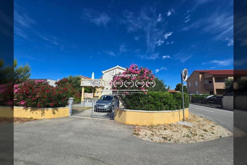 VRSI - dom s dvoma bytovými jednotkami - 250 m od mora - Dvojpodlažná budova so záhradou na ulici Mulo vo Vrsi, Zvláštne nehnuteľnosti.