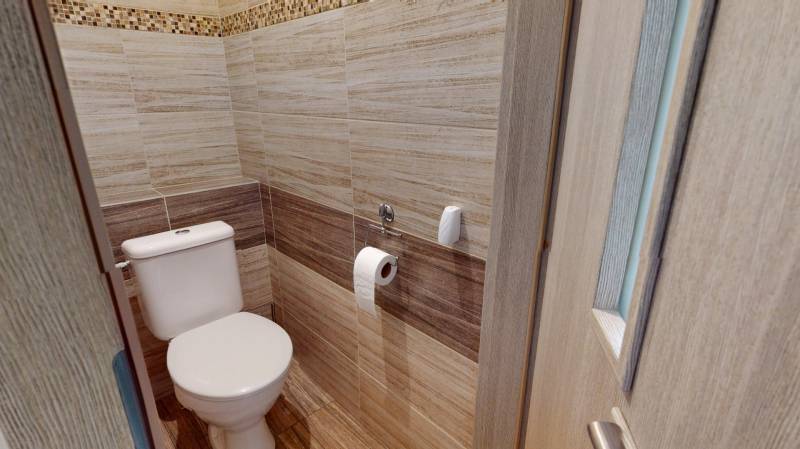 2 izbový prerobený byt v Trenčíne Pred polom, balkón + pivnica - Kúpeľňa so stenami s dreveným dekorom v 2-izbovom byte.