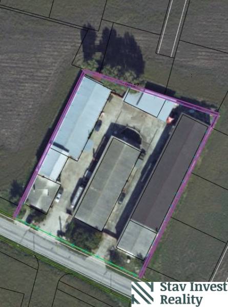 Na predaj areál v obci Jánovce, okres Galanta - Letecký pohľad na sklady a haly v Jánovciach obklopené poľami.