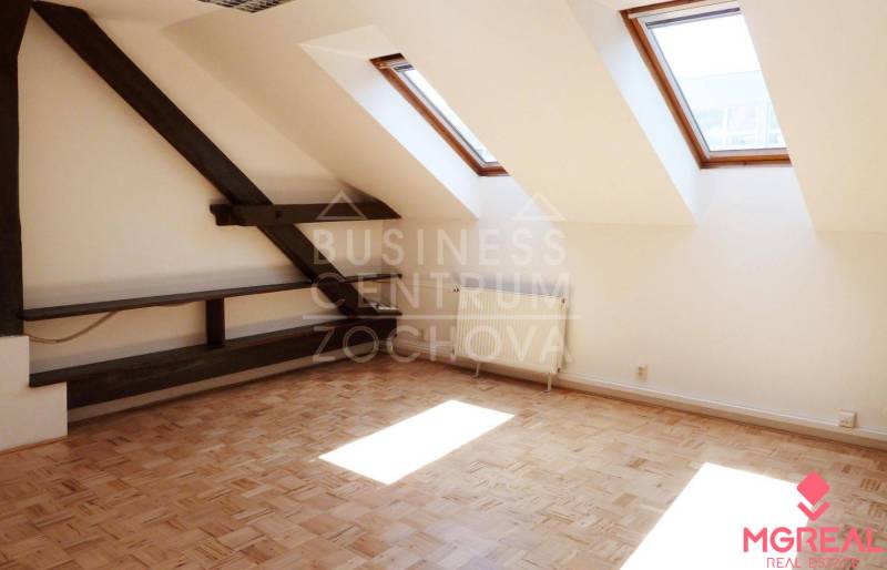 Reprezentatívne kancelárske priestory 121m2, Zochova ul., Staré Mest - Podkrovné kancelárie s oknami a podlahou s dreveným dekorom.