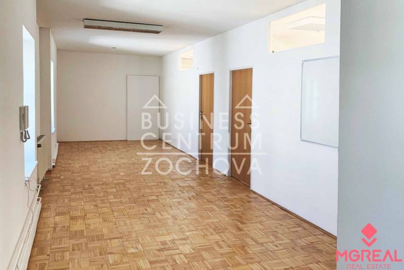 Reprezentatívne kancelárske priestory 121m2, Zochova ul., Staré Mest - Kancelária s bielymi stenami, dreveným dekorom podlahy a tromi dverami.