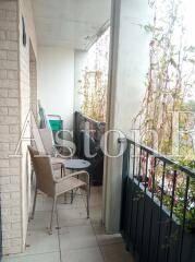 VÝMENA! Nový 2+kk s park. miestom a lodžiou za 3+1, Rača, Bratislava - Balkón 2-izbového bytu s kovovým zábradlím a vonkajším sedením.