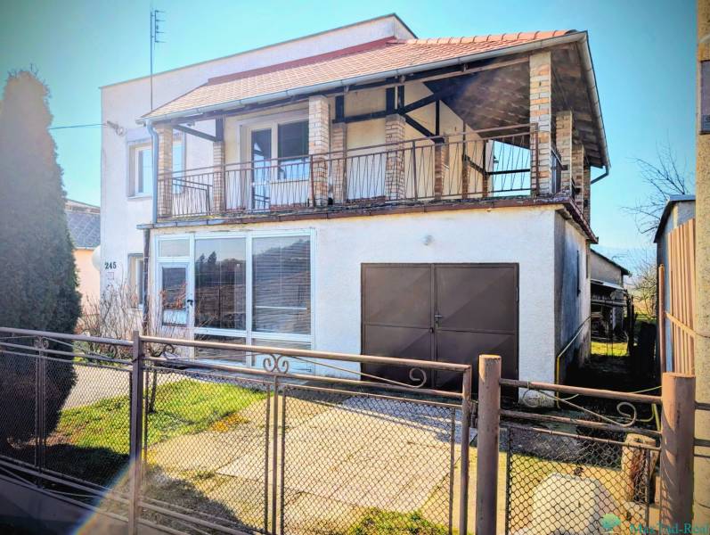 Rodinný dom s veľkou terasou a garážou v  Lastovciach za  73 500 € - Rodinný dom na Novej ulici v Lastovciach s priestrannou terasou a garážou.