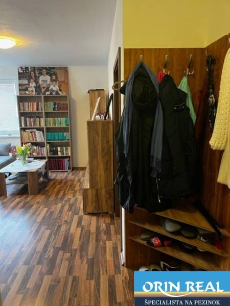 ÚTULNÝ 2 IZBOVÝ BYT - SILVANIUM  - V 2-izbovom byte sú drevené podlahy, vešiaková stena a knižnica plná kníh.