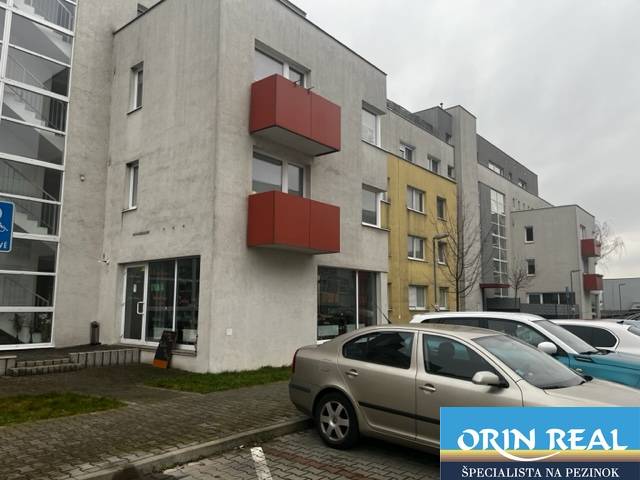 ÚTULNÝ 2 IZBOVÝ BYT - SILVANIUM  - Budova na Silvanovej ulici v Pezinku s parkovacími miestami pred 2-izbovými bytmi.