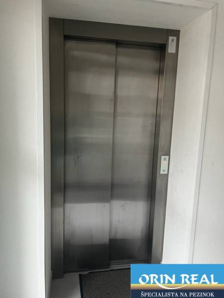 ÚTULNÝ 2 IZBOVÝ BYT - SILVANIUM  - Výťah v 2-izbovom byte, Silvanová ulica, Pezinok, ponúka pohodlný prístup.