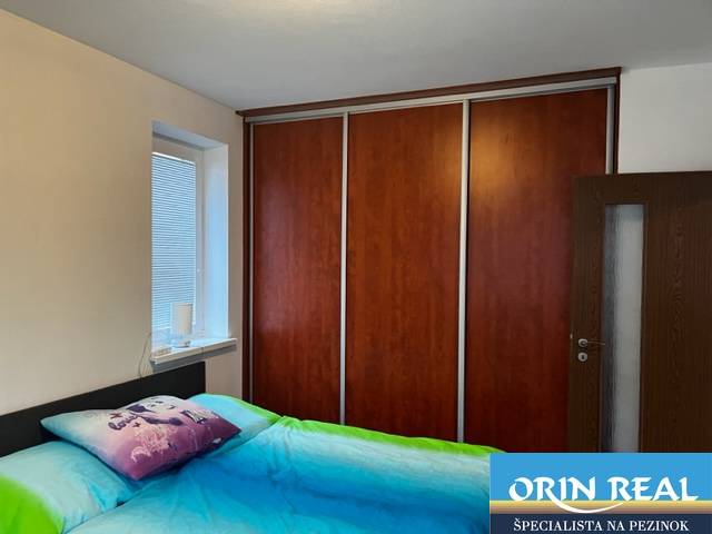 ÚTULNÝ 2 IZBOVÝ BYT - SILVANIUM  - Spálňa v 2-izbovom byte so vstavanou skriňou a posteľou.